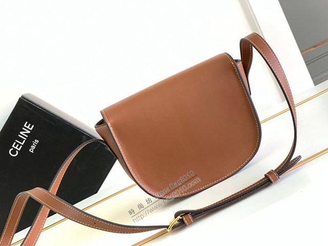 Celine專櫃23s早春系列CUIR FOLCO TRIOMPHE光滑牛皮革刺繡手袋 賽琳FOLCO刺繡馬鞍包 sldj2422